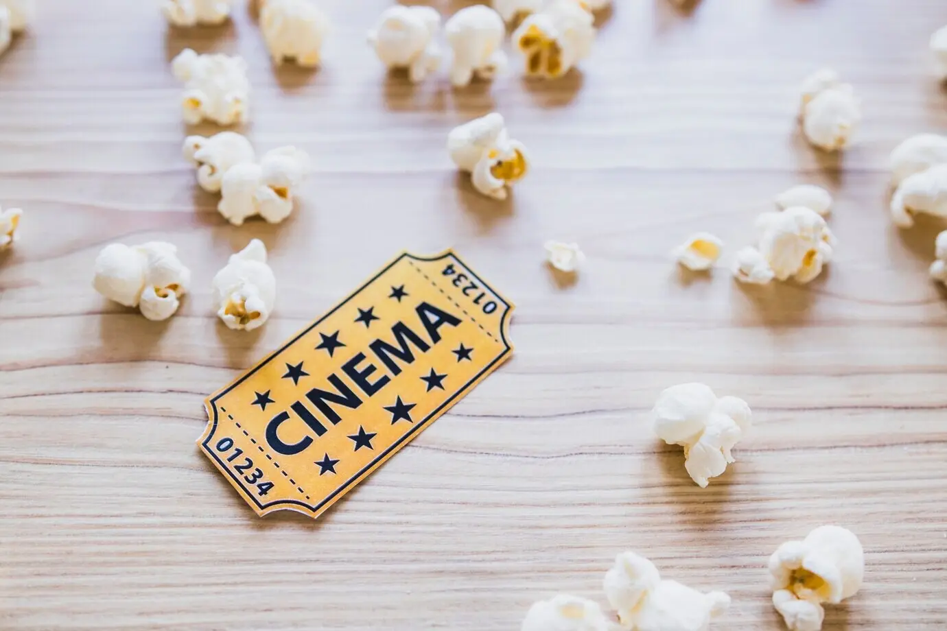 Kleines Kinoticket mit Popcorn