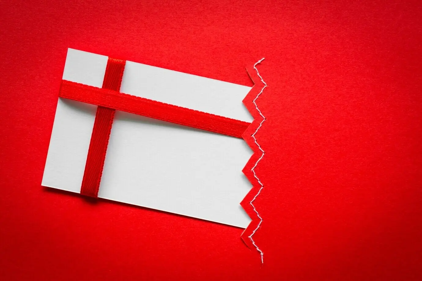 Karte mit roten Bandschleifen