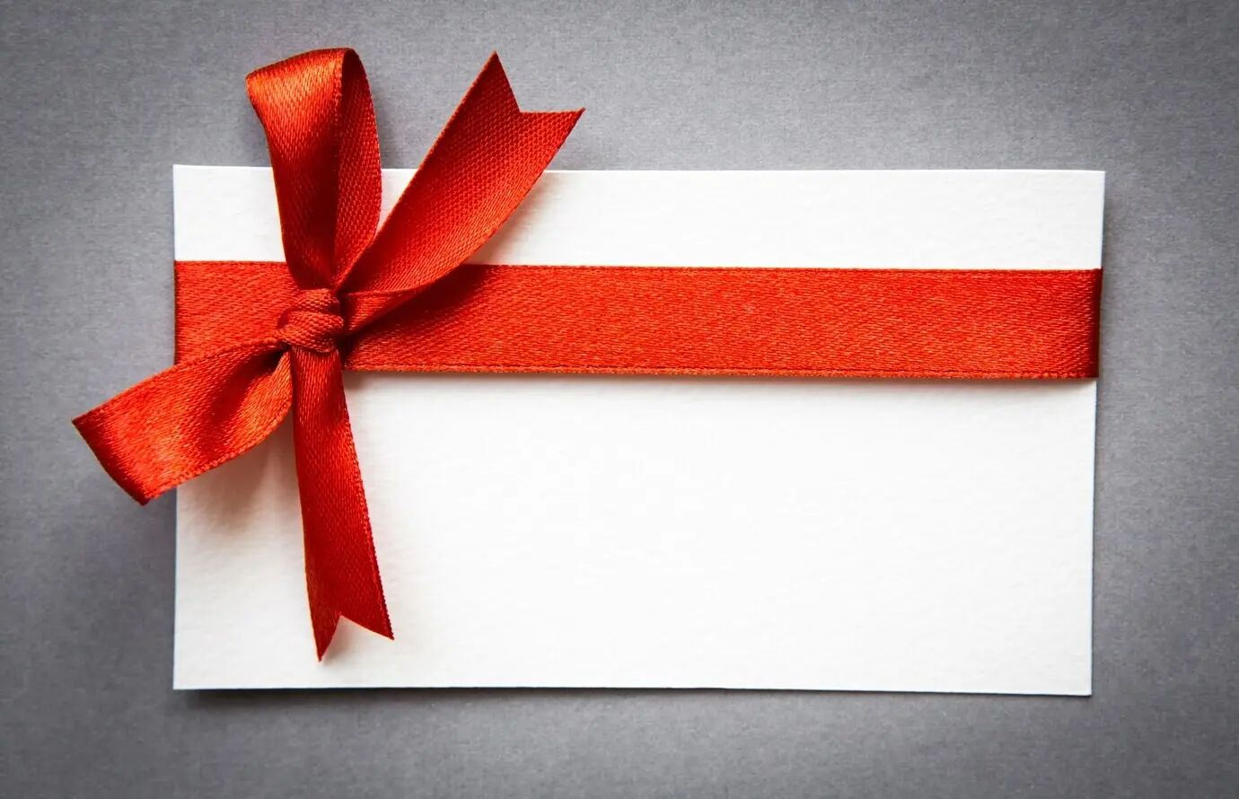 Karte mit roten Bandschleifen